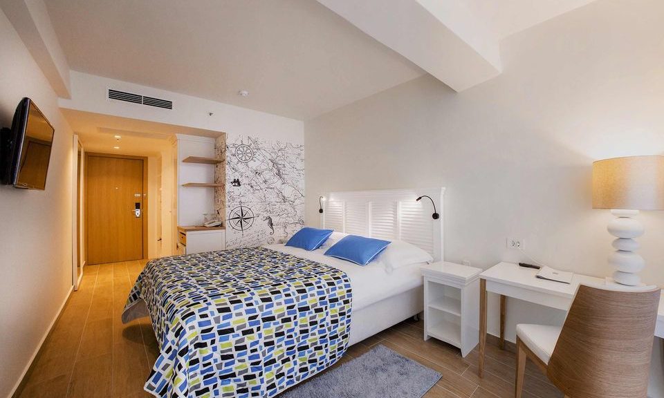 Összenyitható szoba kétszemélyes ággyal vagy 2 külön ággyal, 44 m²-es, kilátással az udvarra vagy a parkra, franciaerkéllyel_6