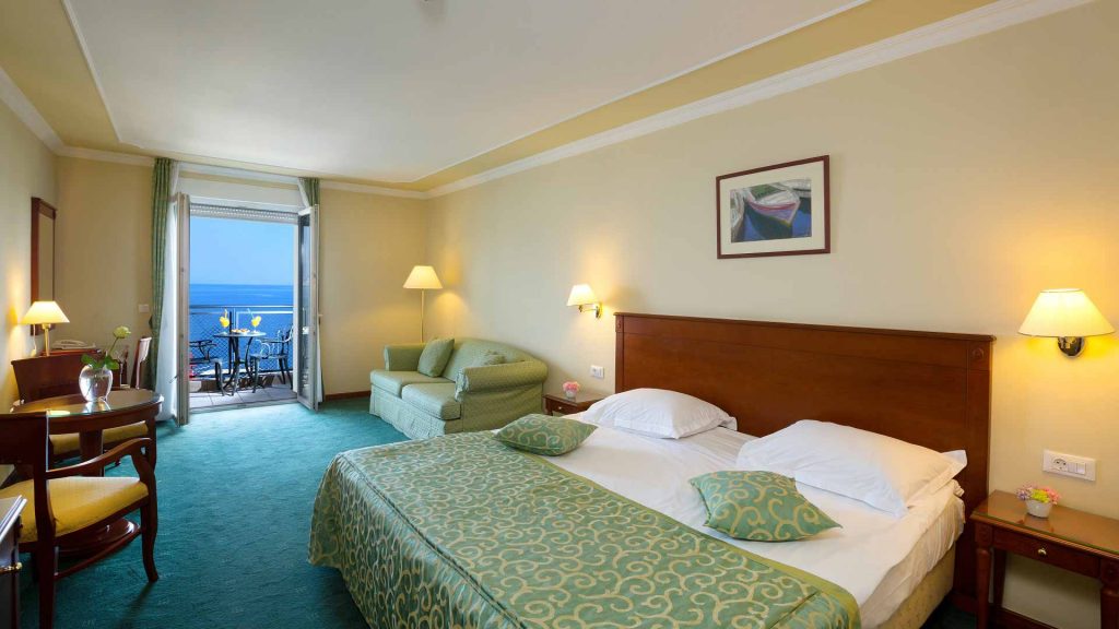 Standard szoba kétszemélyes ággyal vagy 2 külön ággyal, 28 m²-es, kilátással a tengerre és erkéllyel-1